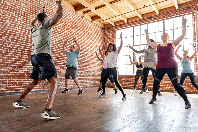 Fitness-class-people-jumpingjacks